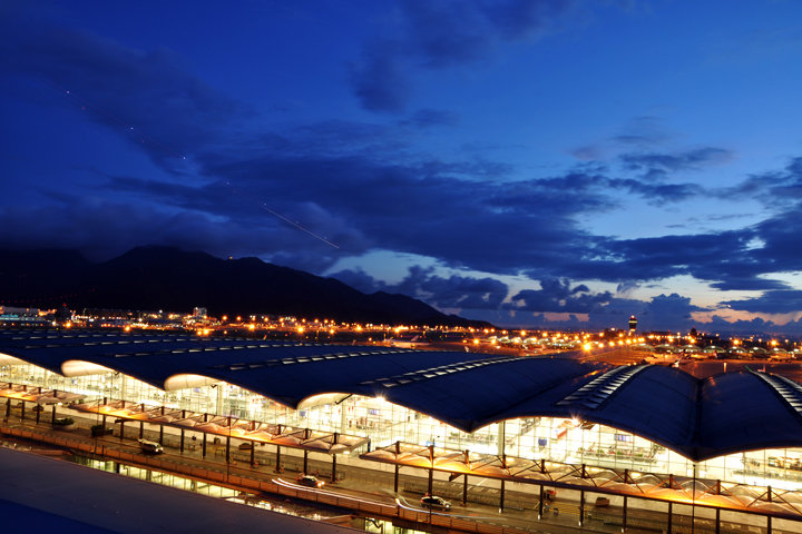 The Hong Kong airport at night. By Toyotaboy95 at English Wikipedia, CC BY-SA 3.0, https://commons.wikimedia.org/w/index.php?curid=12015870